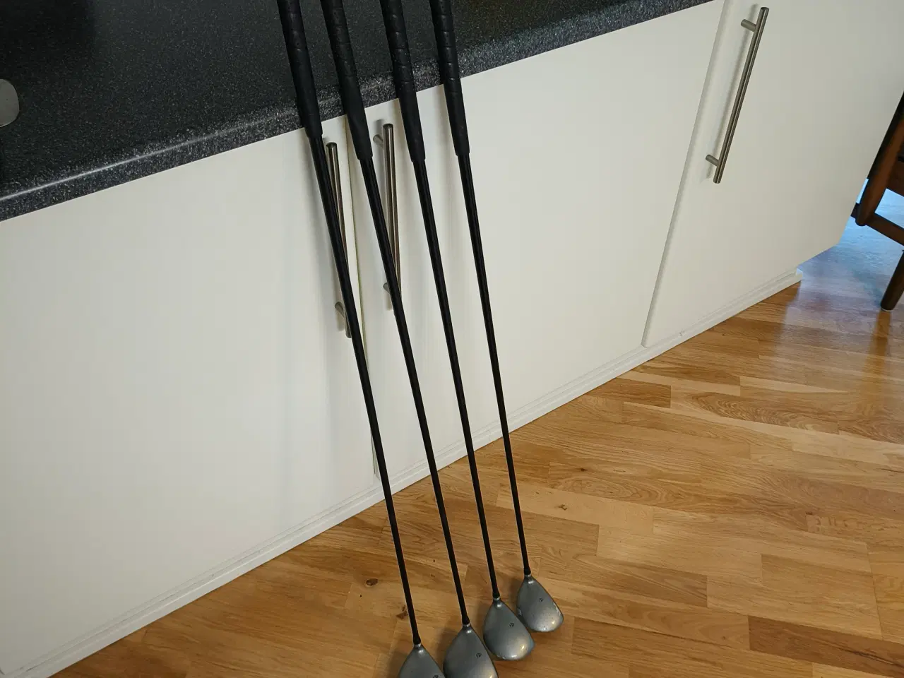 Billede 17 - Komplet golfsæt inkl. vogn og bag – klar til spil