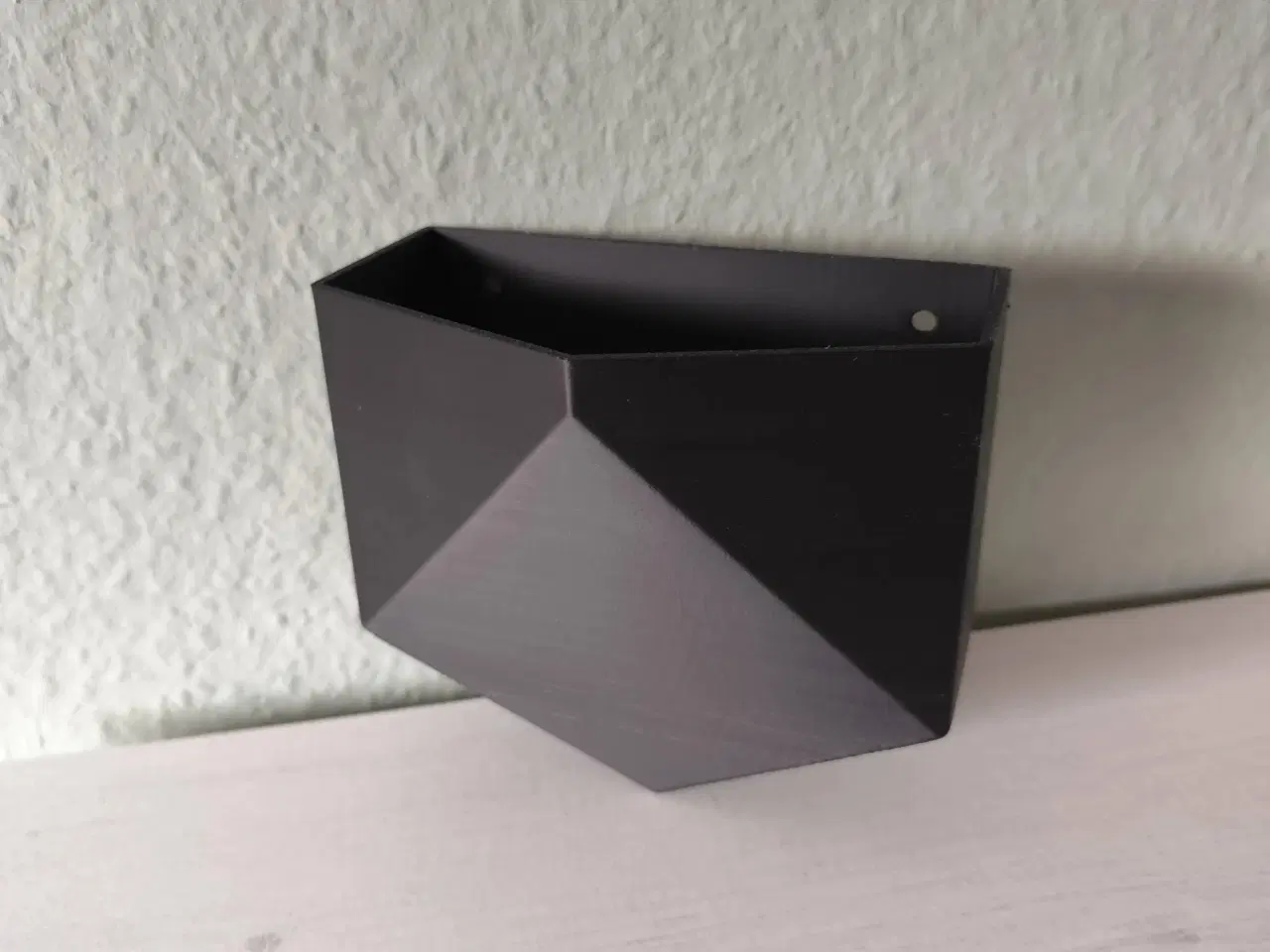 Billede 2 - Unik væghængt planteholder i low-poly design