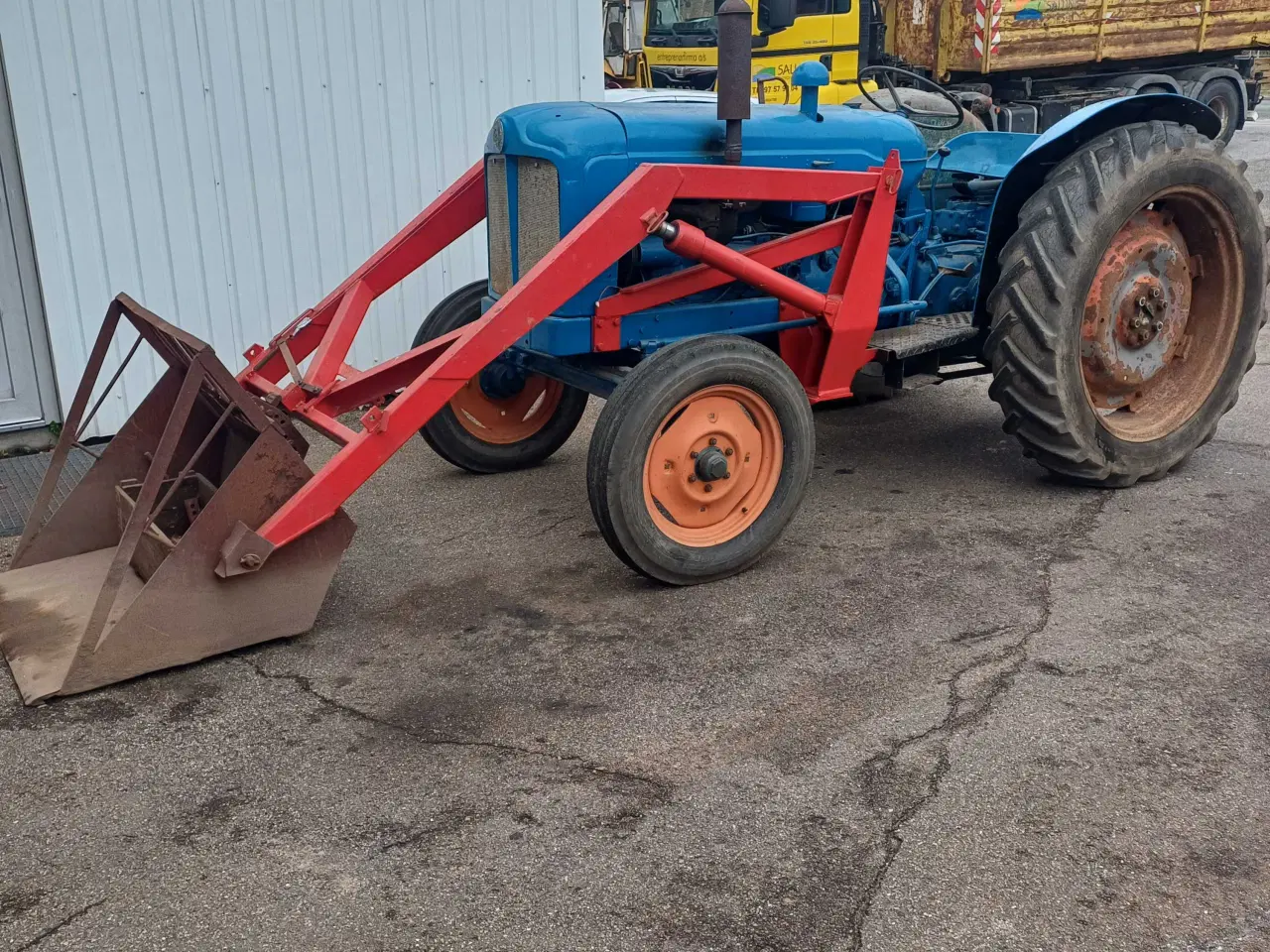 Billede 1 - Traktor med frontlæsser