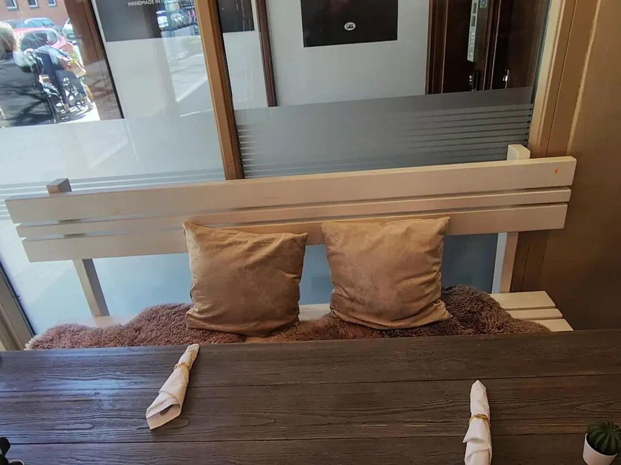 Billede 9 - Langt bord, hvid bænk og tre stole