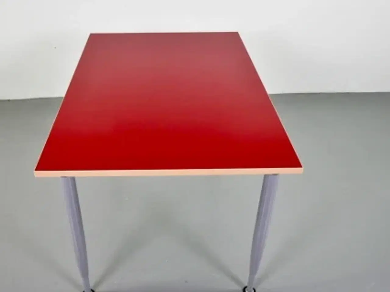 Billede 4 - Kinnarps konferencebord med rød plade på grå ben