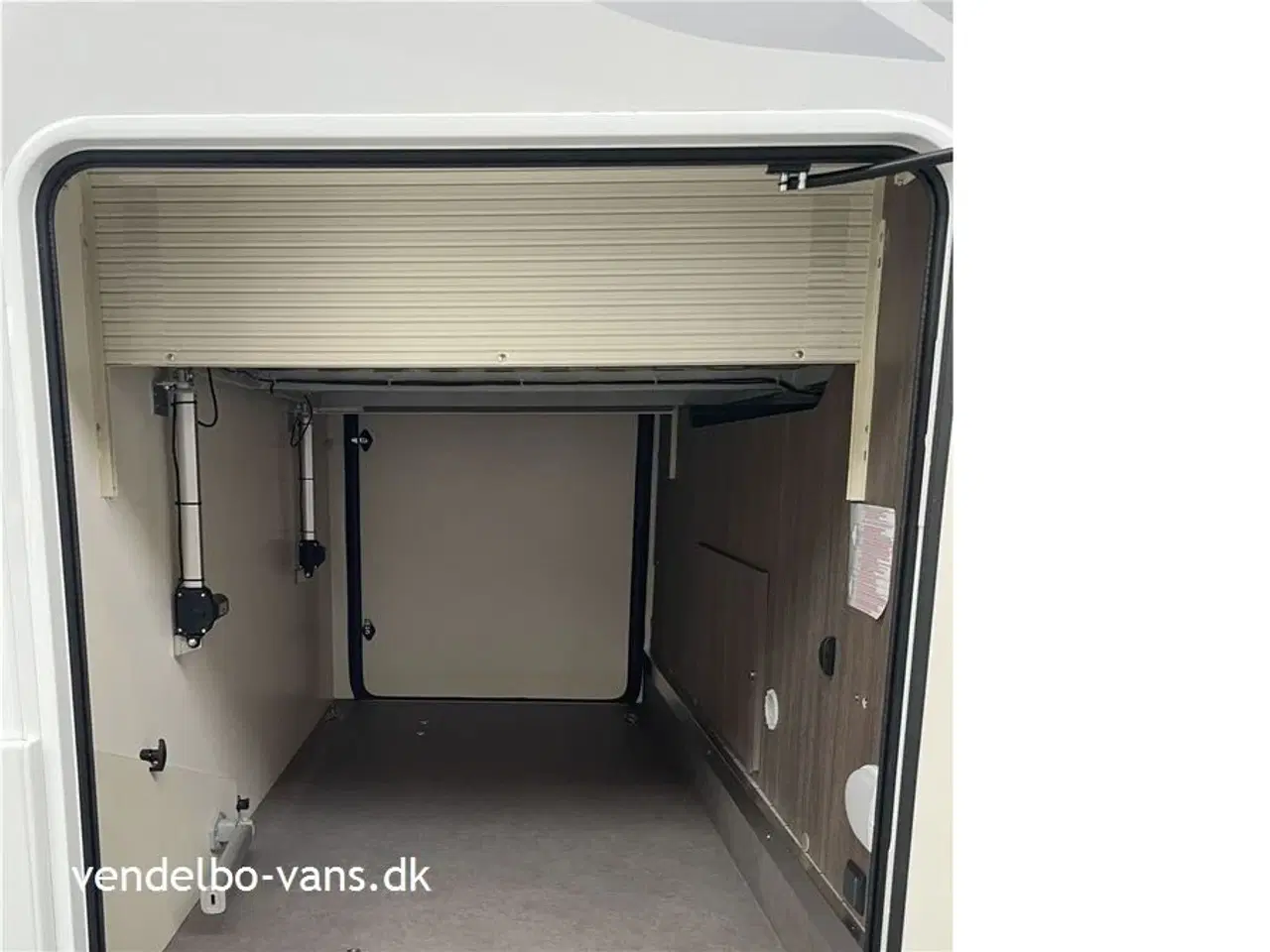 Billede 4 - 2026 - McLouis Mc4 879 G   Centralseng med stor garage - Automatgear