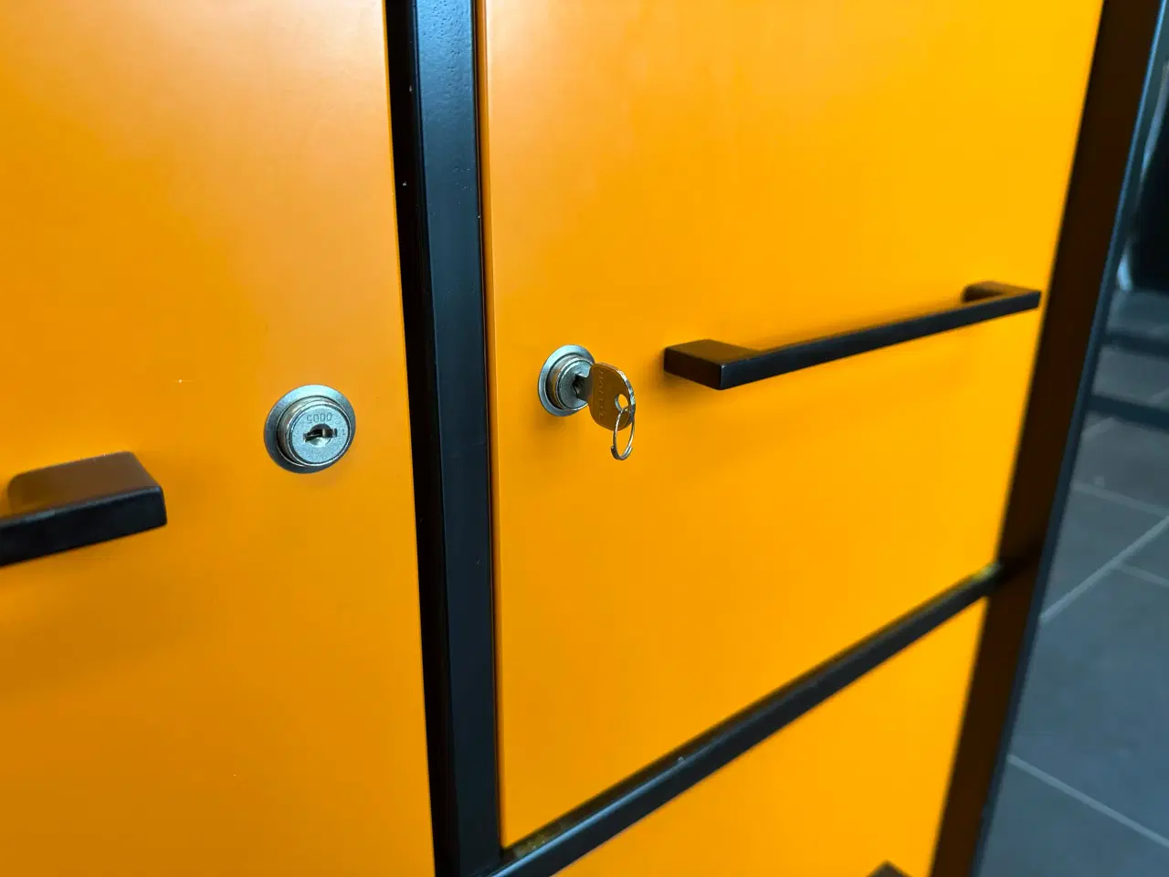 Billede 5 - Dencon reol i orange og sort - med lås