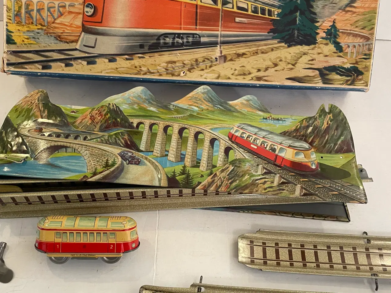 Billede 5 - Gl. tysk bliklegetøj i org. æske