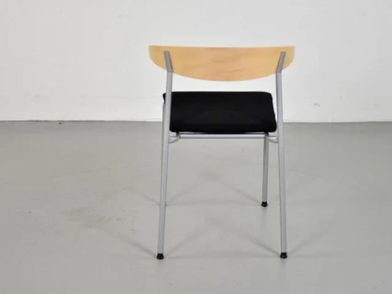 Billede 3 - Kinnarps riff konferencestol med nyt sort polster på sædet og ryg i bøg, sorte fødder