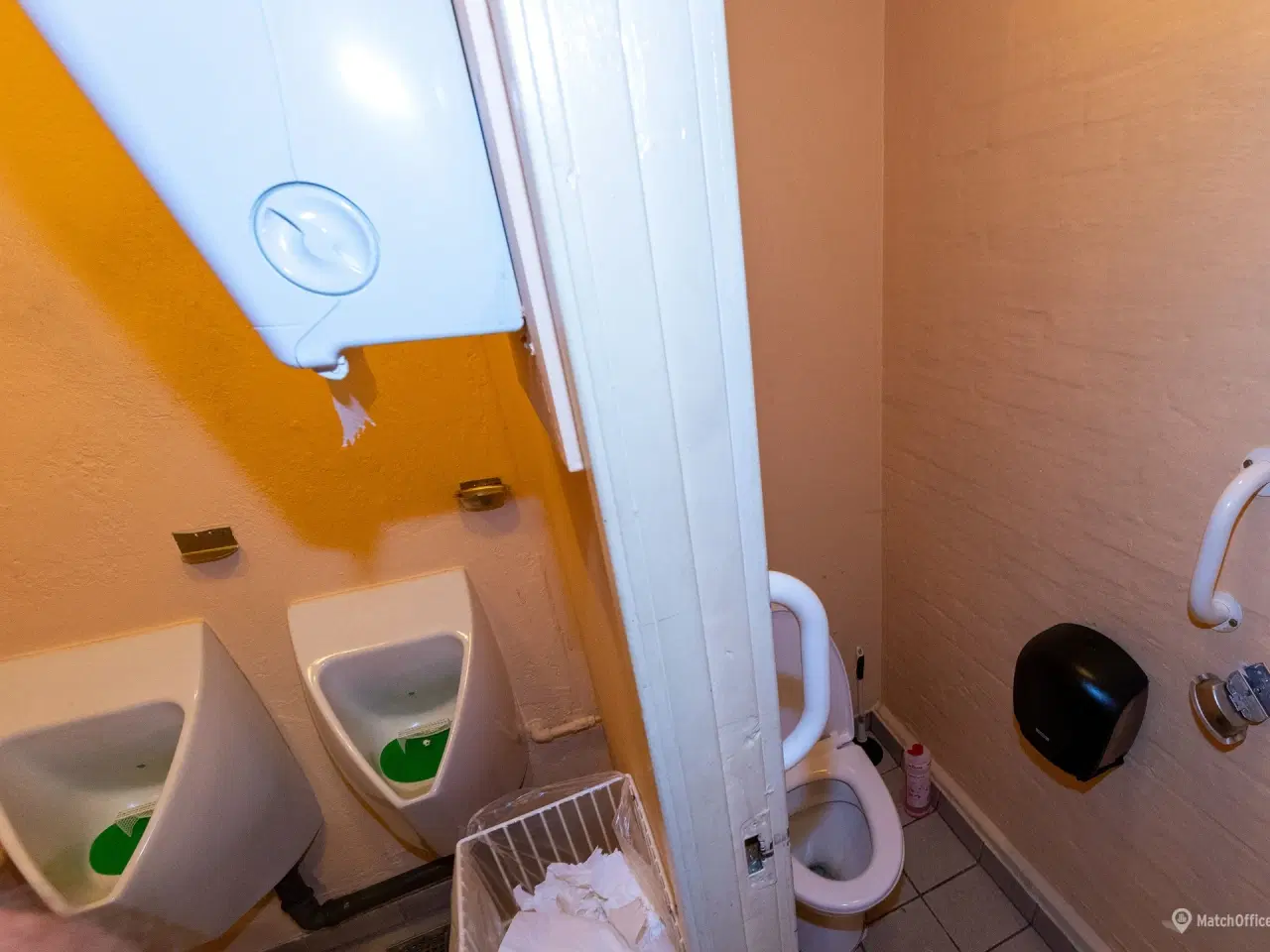 Billede 10 - Stor garage/værksted/klublokale/kontor udlejes adgang fra aflåst gård.