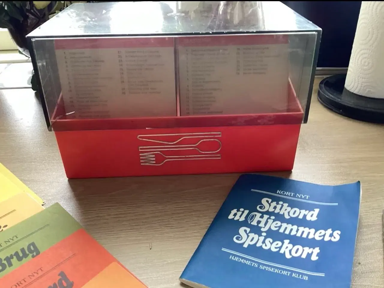 Billede 1 - Hjemmets opskrifter i kasse/boks