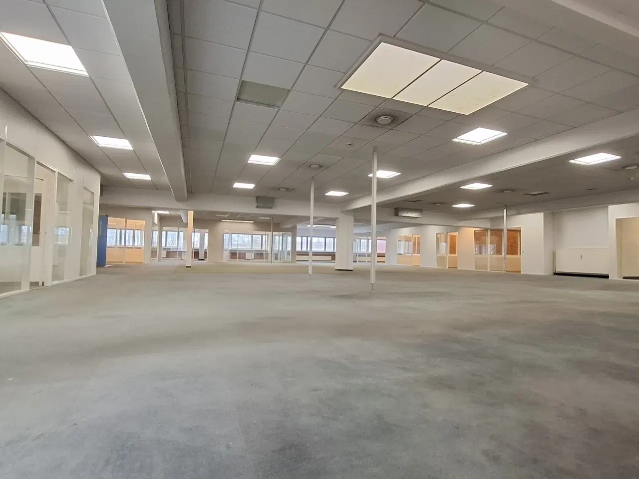 Billede 29 - Suveræn Beliggenhed – Showroom. Klinik, Butik, Gaming, Kontor mm. – Stort åbent areal i midten og mindre cellekontorer i glas.