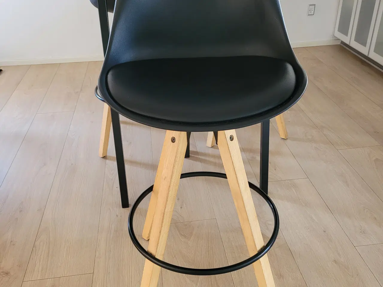 Billede 2 - Høj bord med 5 stole