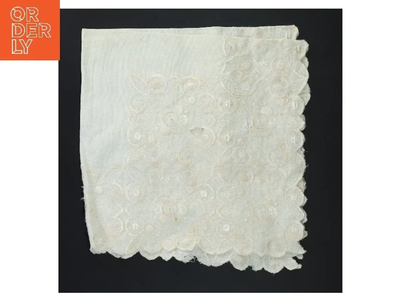 Billede 1 - Broderet klæde med blomstermønster (str. 49x49 cm)