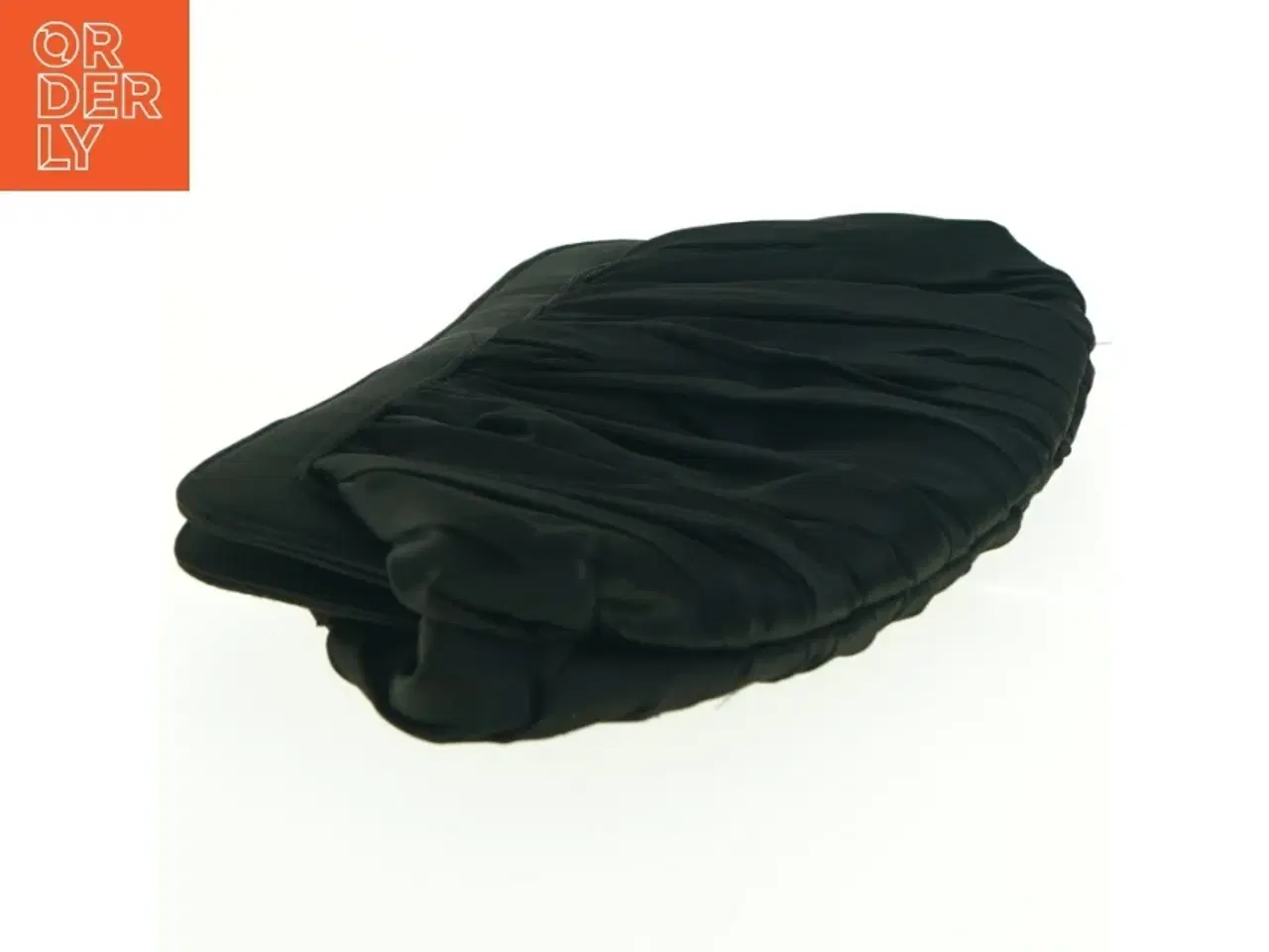 Billede 3 - Sort satin clutch med pynt (str. 26 x 13 cm)