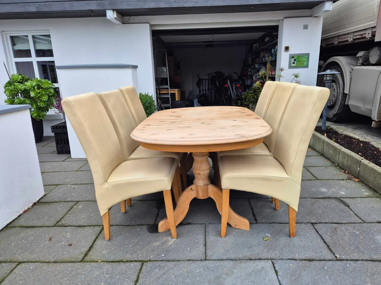 Billede 2 - Spisebord med 6 stole