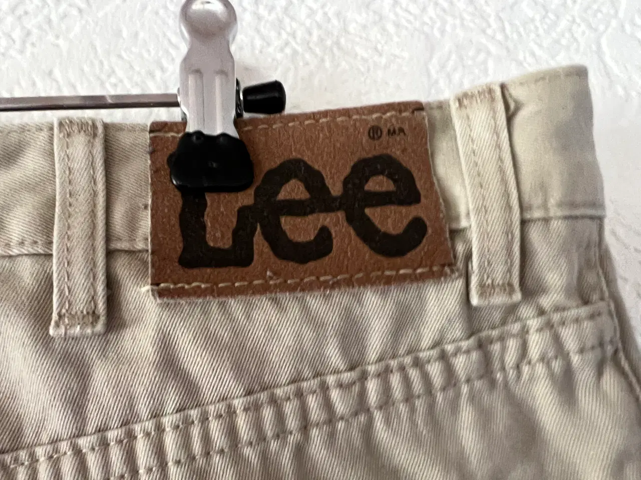 Billede 9 - Sandfarvet Jeans fra Lee. (Størrelse: W40/L32)