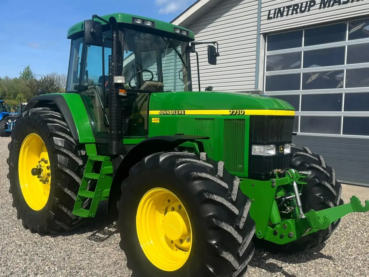 Billede 17 - John Deere 7710 8.1L motor, store hjul og frontlift. En ejeres velholdt gård traktor.