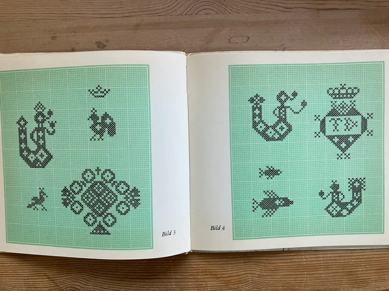 Billede 12 - To gamle håndarbejdshæfter, korssting m.m.
