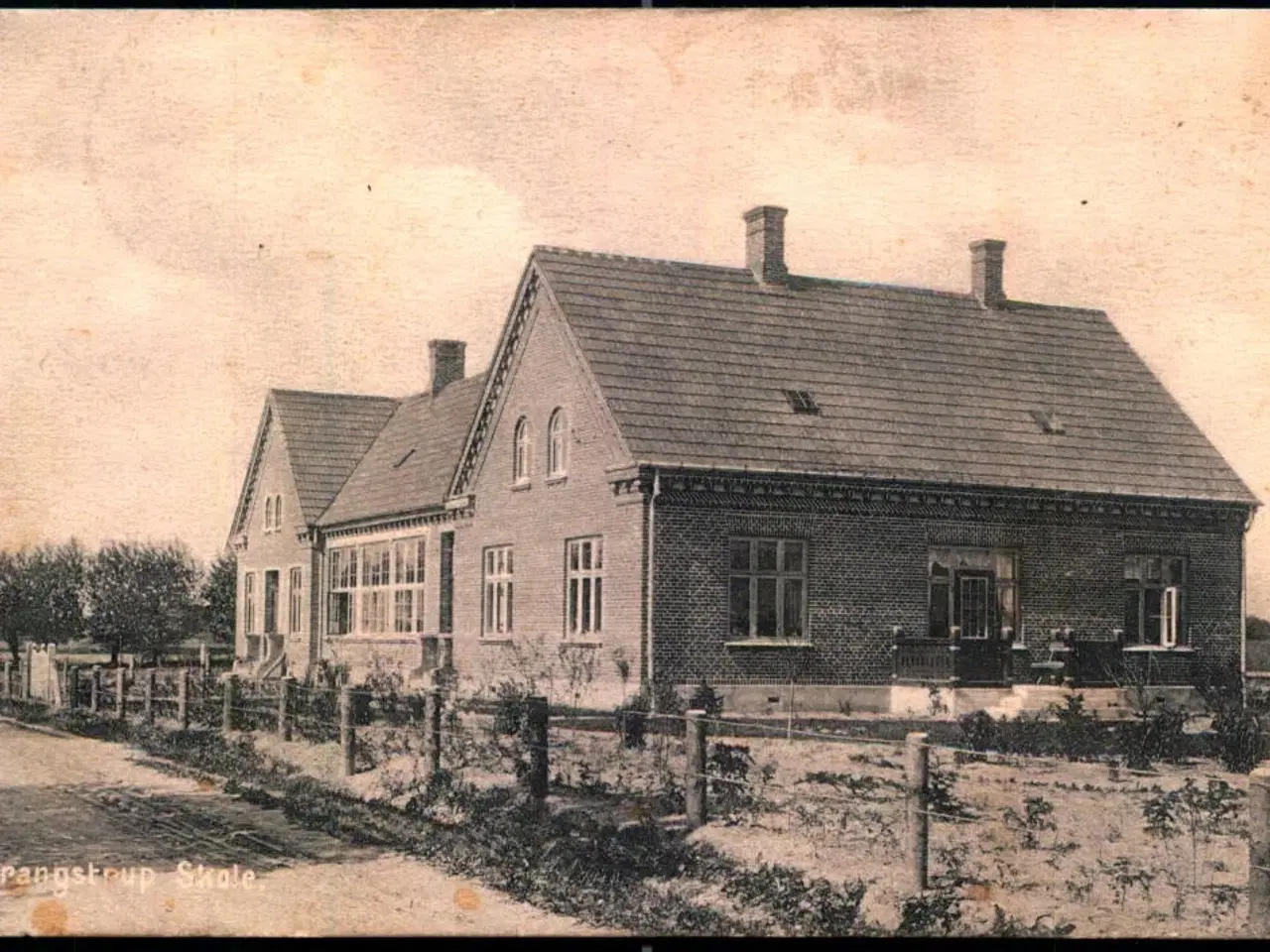 Billede 1 - Brangstrup Skole - E.B. Steenstrup 19282 - Brugt