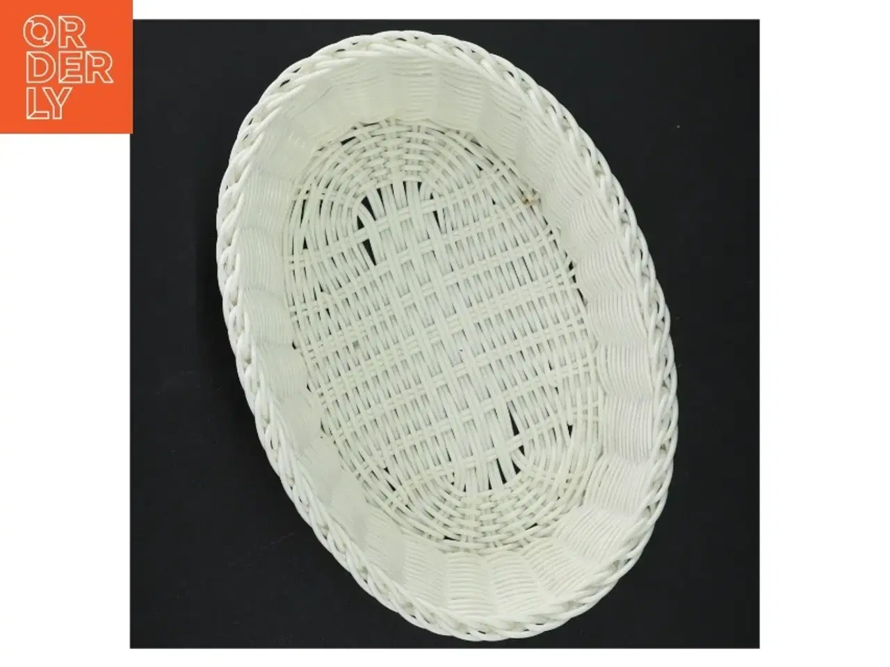 Billede 4 - Hvid flettet plast kurv (str. 24 x 16 x 7 cm)