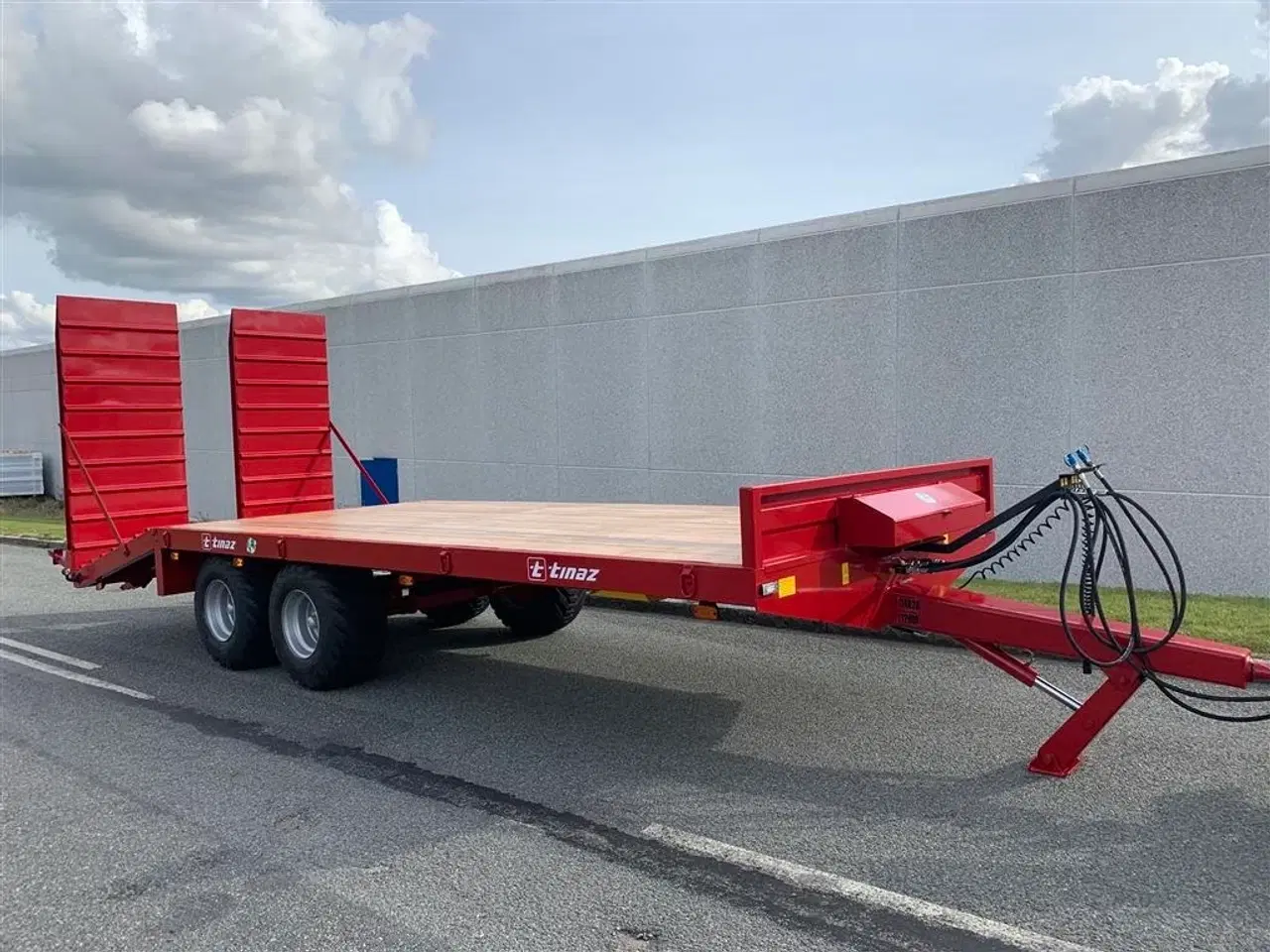 Billede 2 - Tinaz 12 tons maskintrailer med hydrauliske bredde ramper