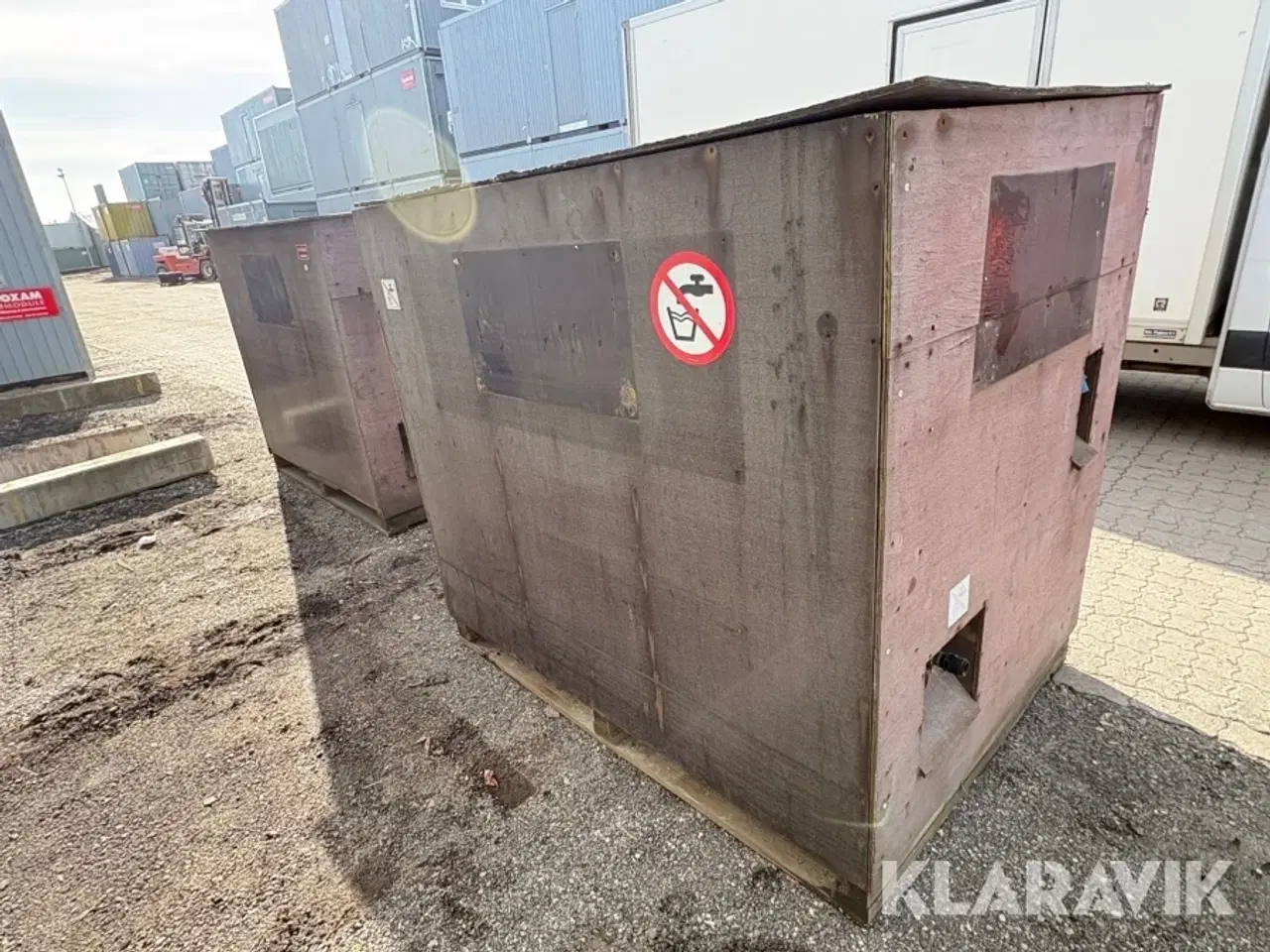 Billede 3 - Isoleret kasse med vandtank og vandværk