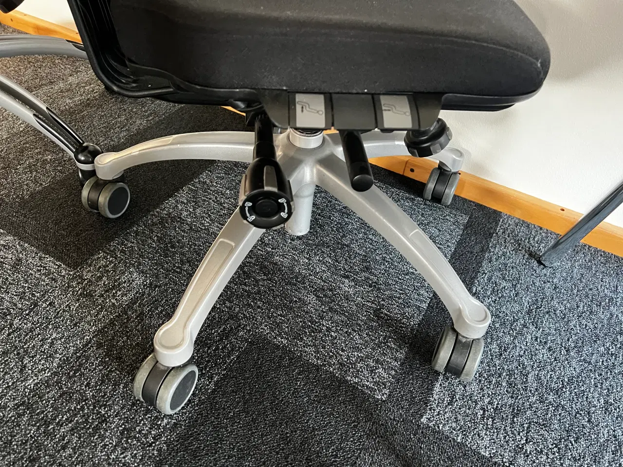 Billede 8 - Rh kontorstole og Dencon skin stole og borde