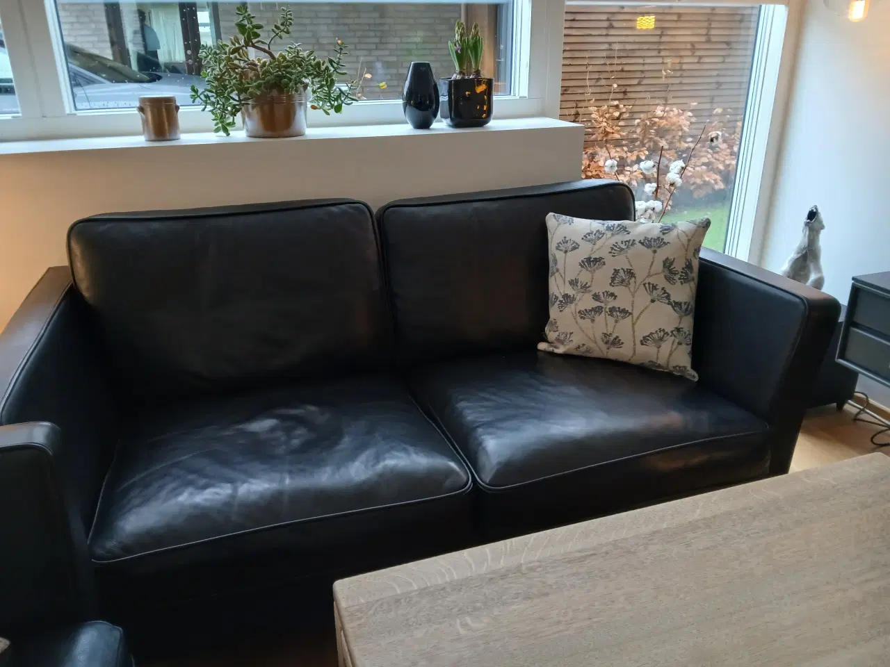 Billede 1 - To personers Mogens Hansen sofa, sort læder, ben,.