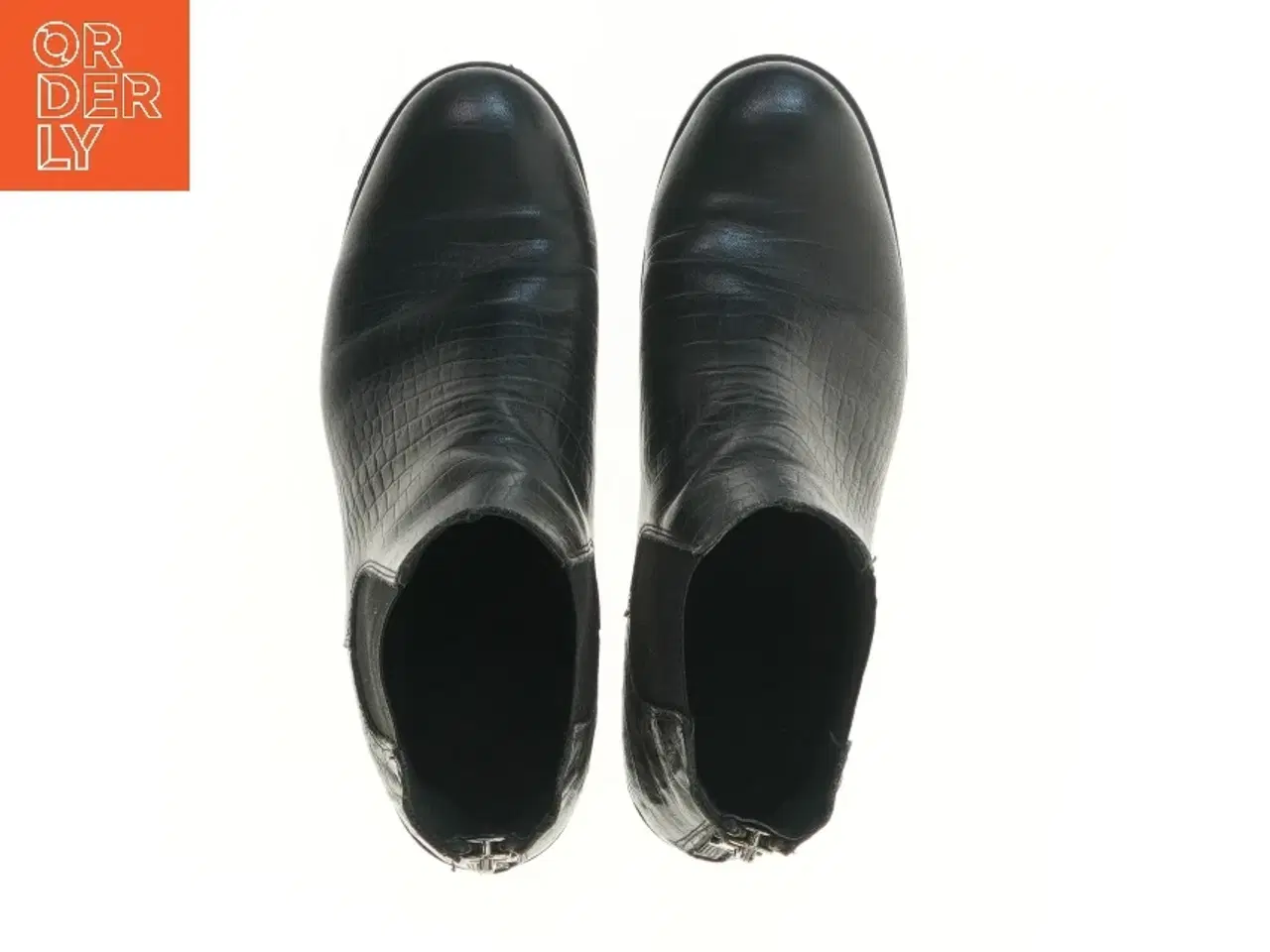 Billede 2 - Sort støvle med krokodillemønster fra Zign (str. 41 )