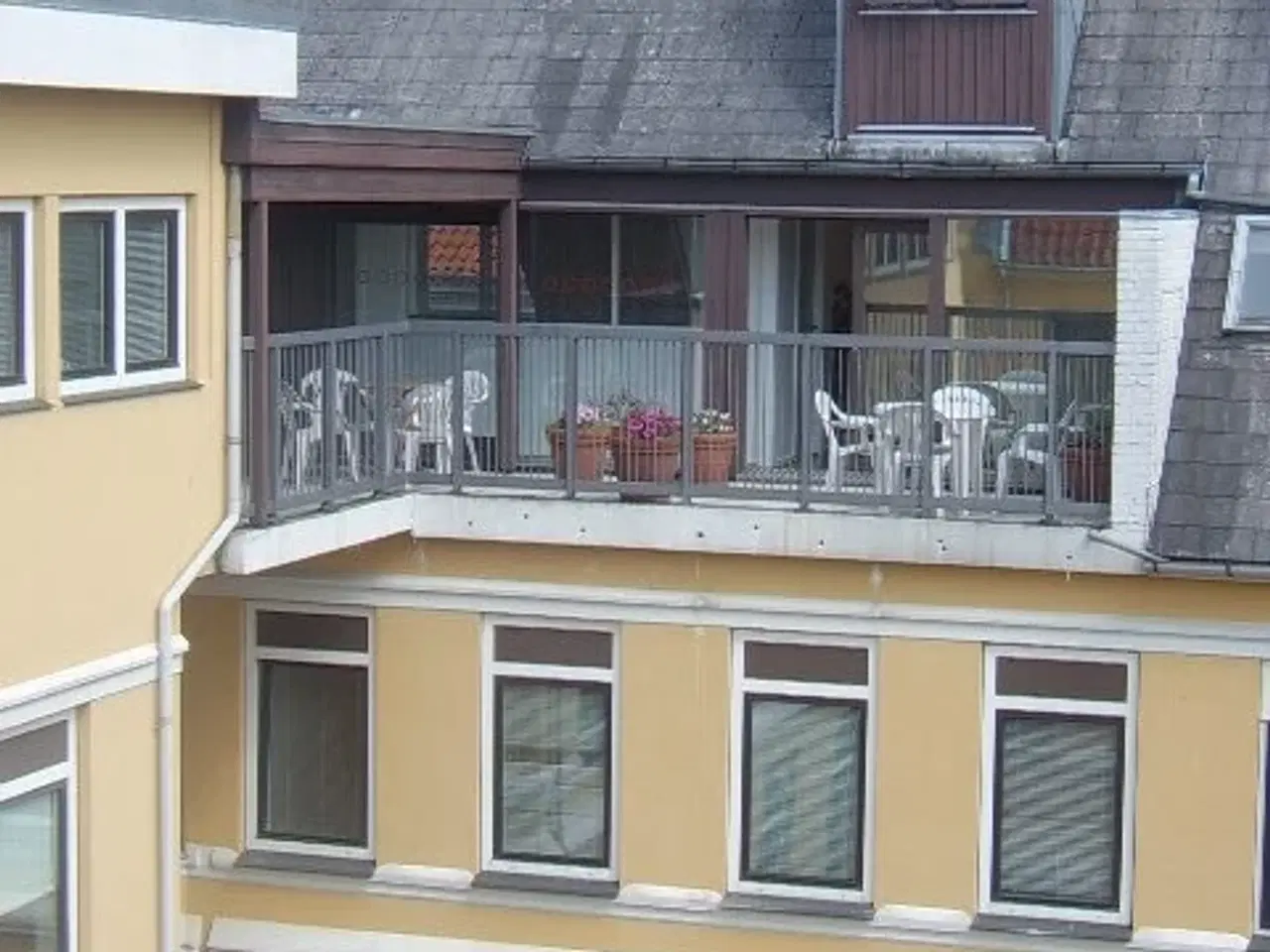 Billede 2 - Stort kontor med faciliteter, beliggende nær offentlig transport.