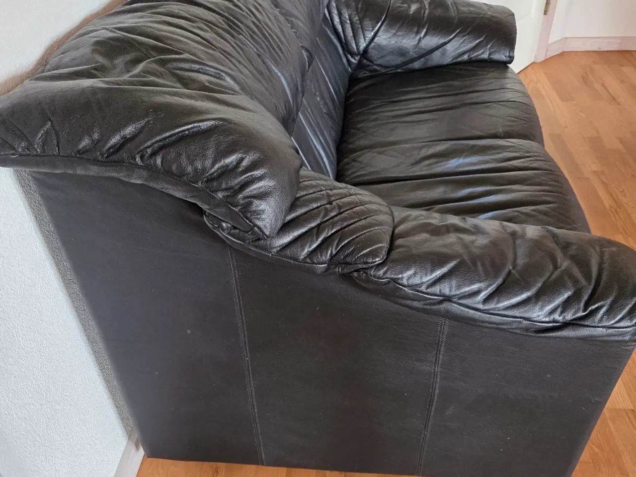 Billede 2 - 2 plads sofa i blødt sort læder