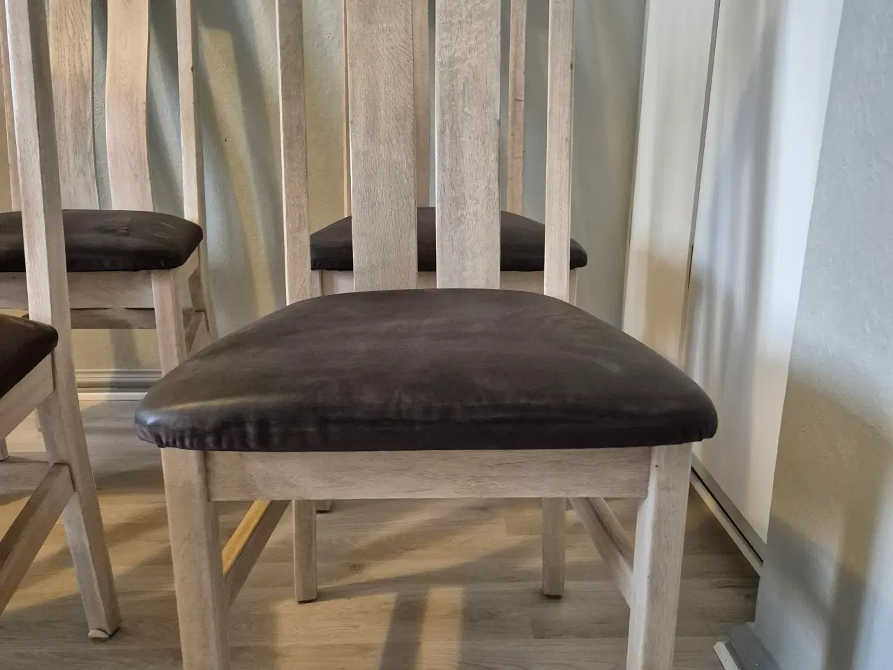 Billede 2 - 10 stk egetræs stole med robust mørkegrå betræk 