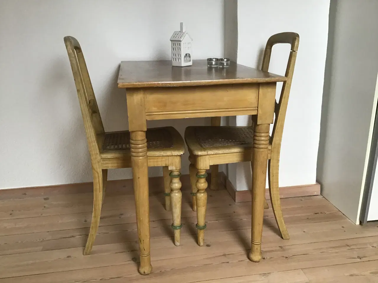 Billede 1 - Lille bord med 2 stole