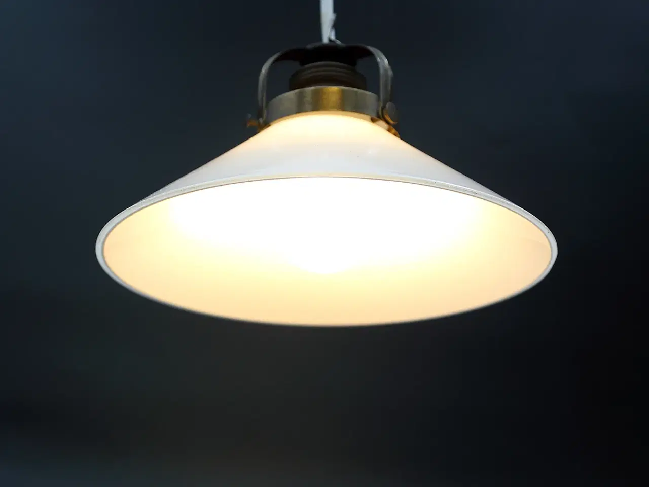 Billede 3 - Dansk skomagerlampe i opalglas fra 1940–50’erne