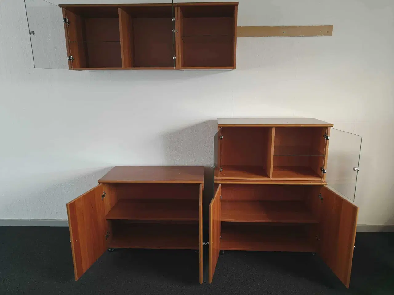 Billede 2 - Svæve reol over og underskabe