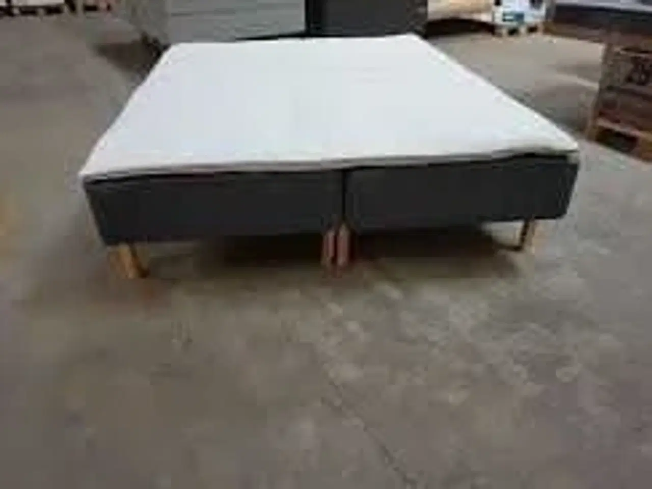 Billede 2 - Nordisk fjer Boxseng med træben og memmory topmadras 160x200 cm