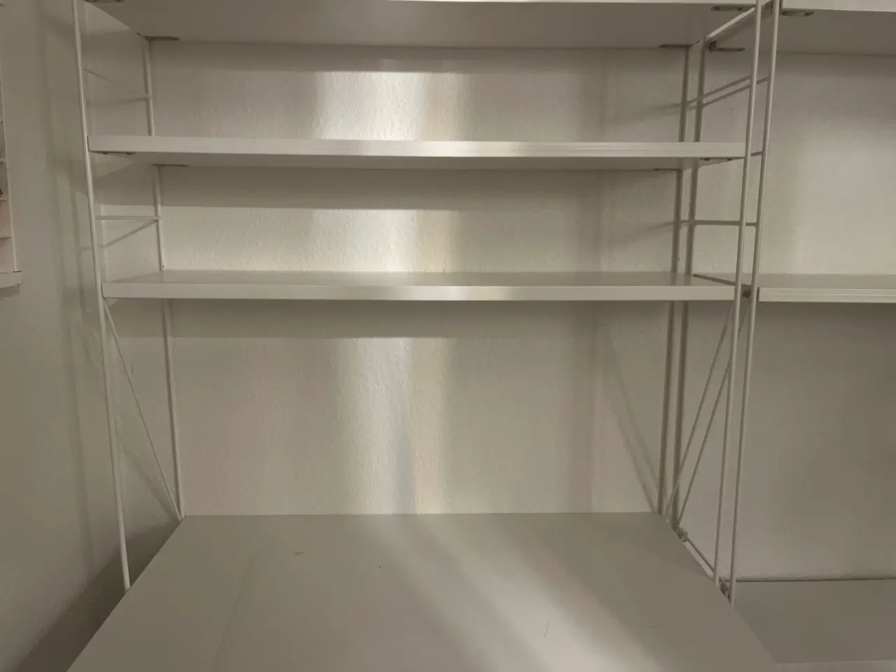 Billede 4 - Væghængt skrivebord og reol