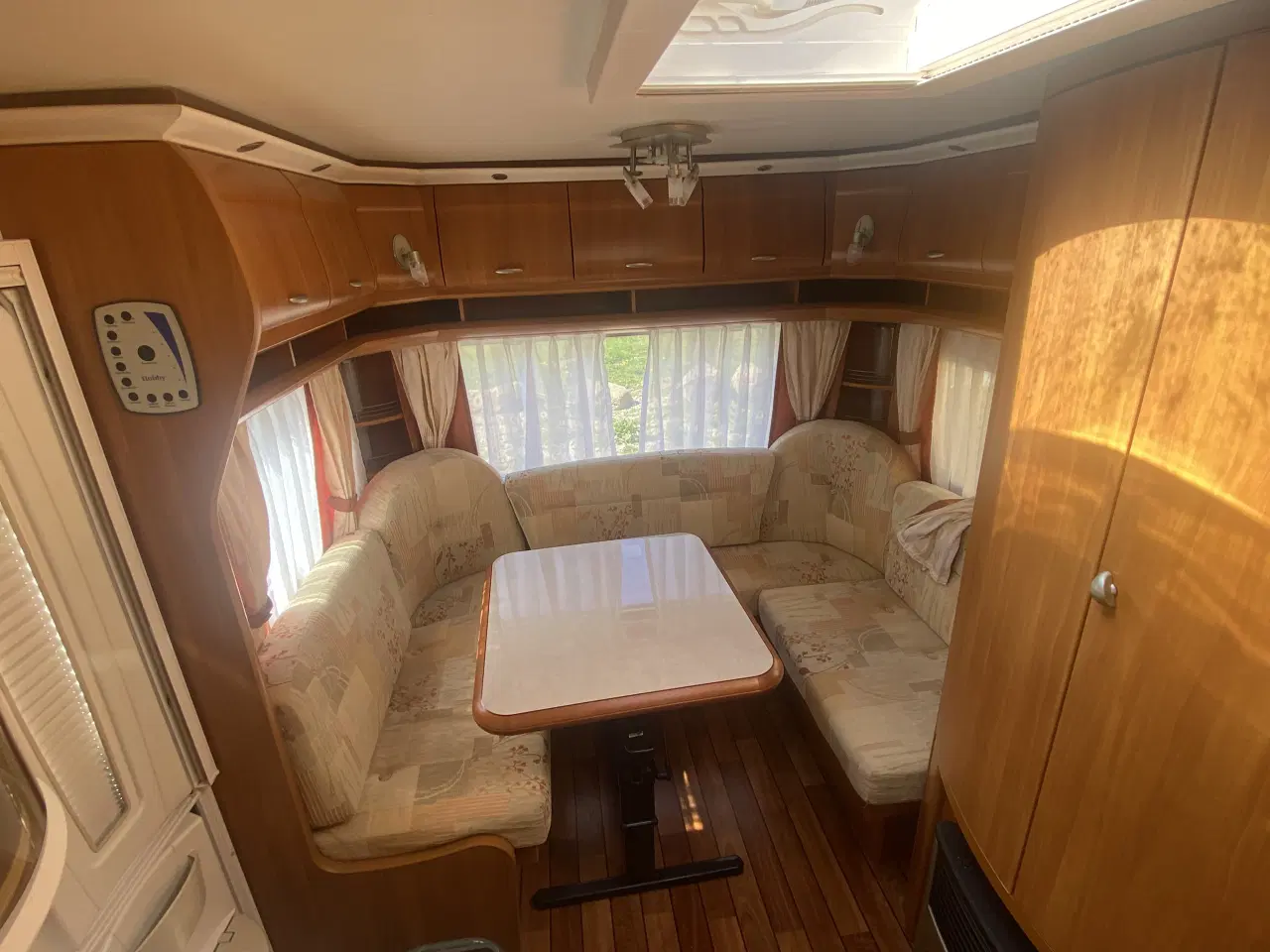 Billede 3 - Flot Hobby med kingsize seng 