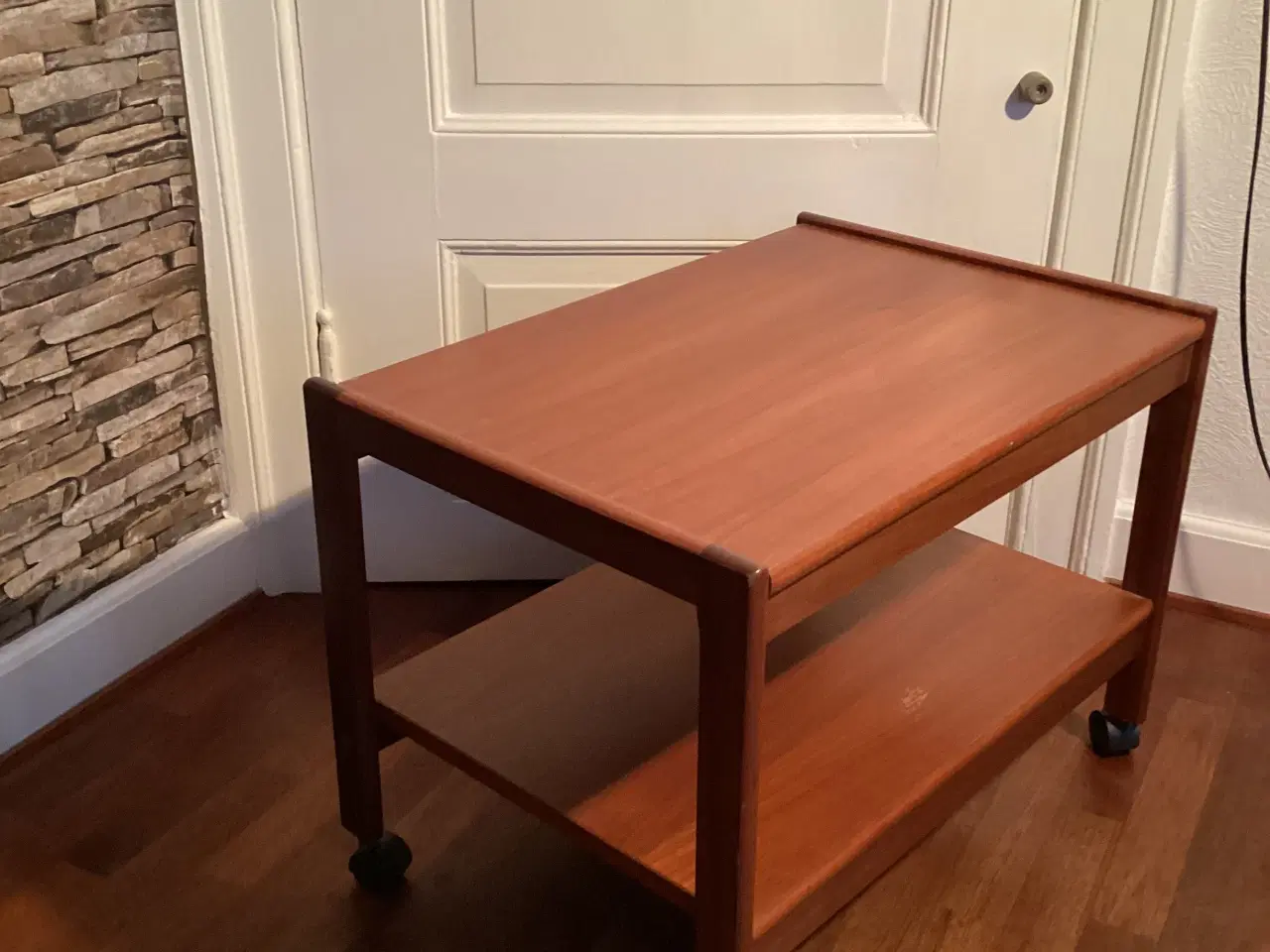 Billede 2 - Teaktræ rullebord med hylde