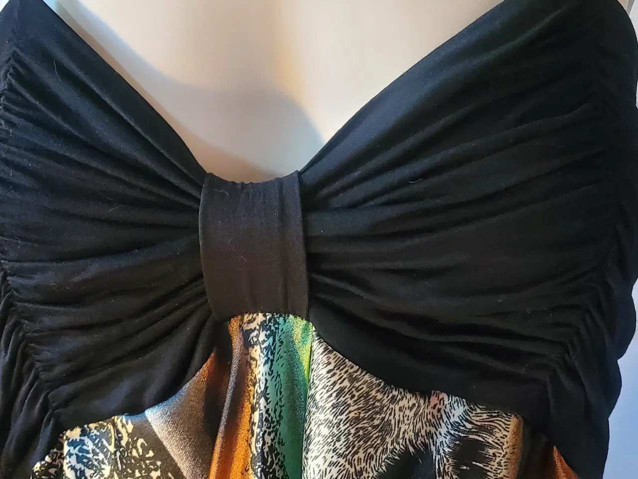 Billede 3 - Let og skøn sommerkjole i A-form, one size