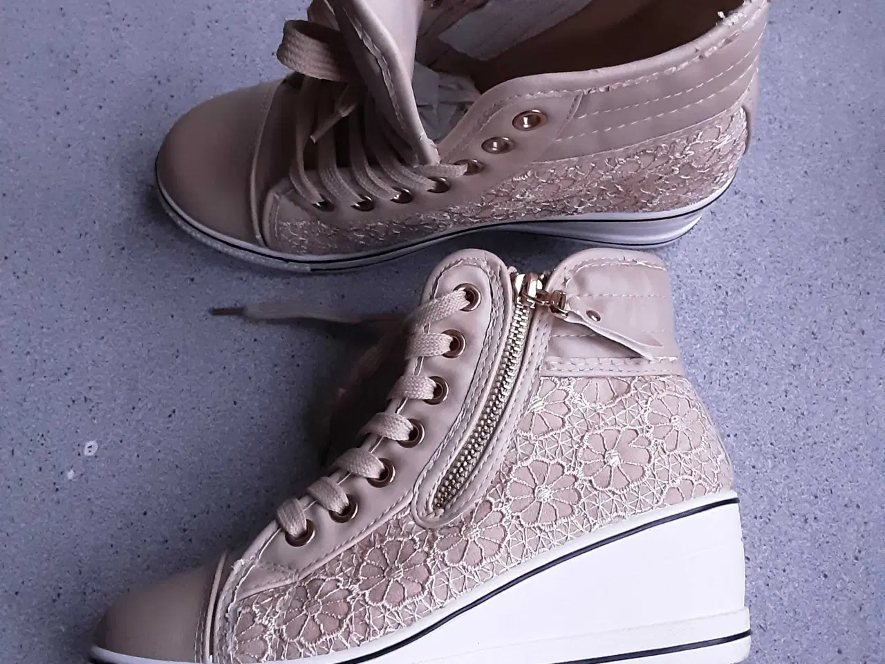 Billede 4 - Beigefarvet sko.