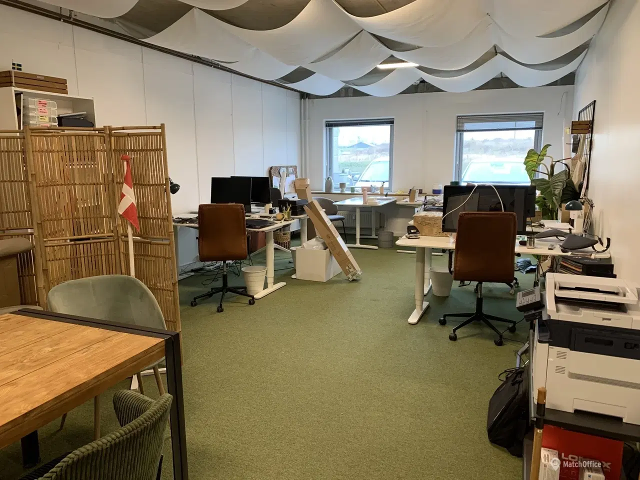 Billede 5 - Højloftet lager. showroom med port samt stort kontor