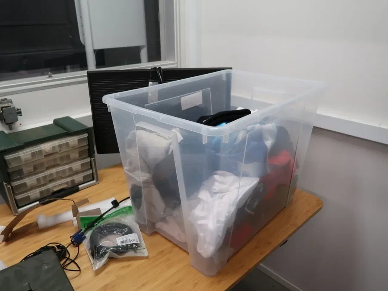 Billede 14 - Div. Elektronik, højtalere, skrivebord, merchandise m.m.