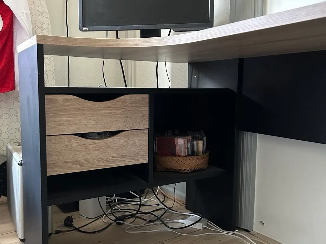 Billede 2 - Hjørneskrivebord med opbevaring – flot og praktisk