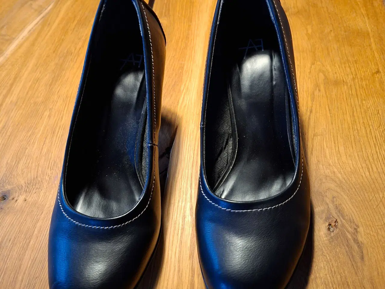 Billede 1 - Flotte sorte pumps str 41