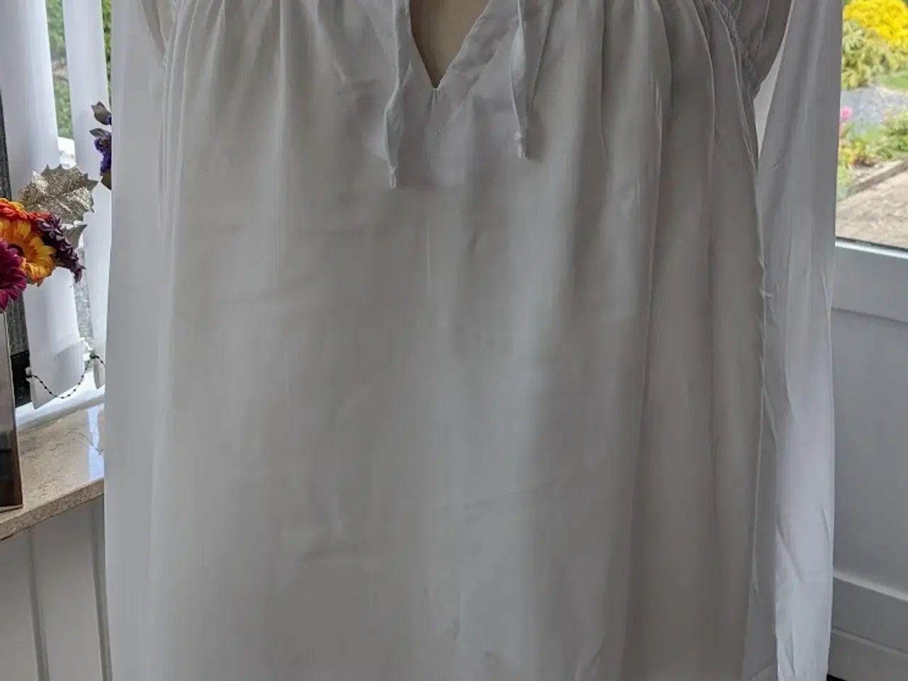 Billede 1 - Ny hvid skjorte med bindebånd