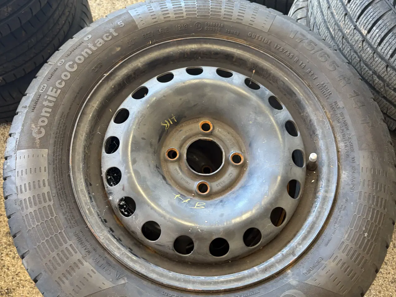 Billede 1 - Stålfælge med sommerdæk 