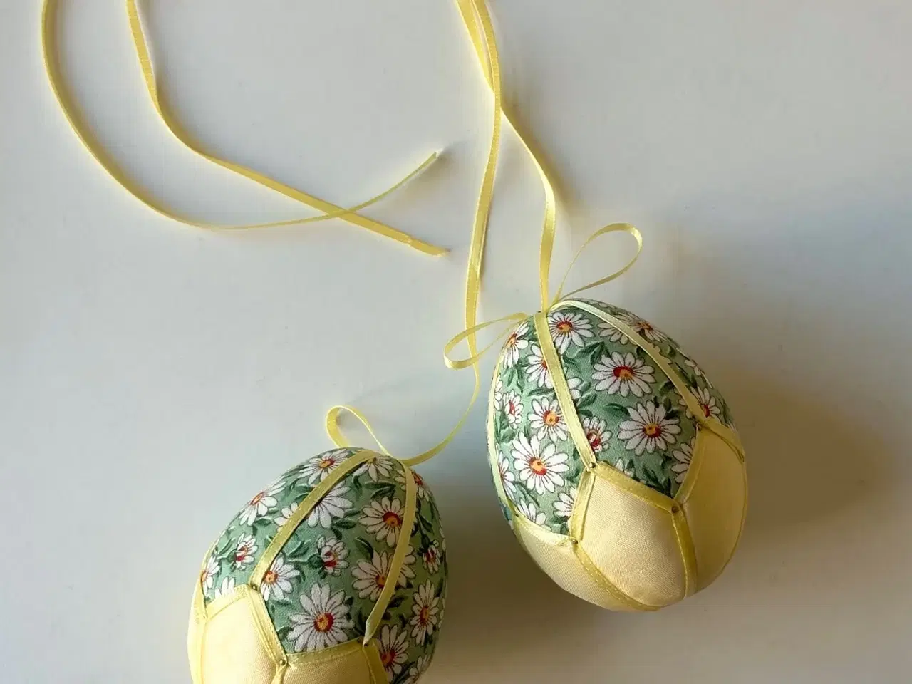 Billede 1 - Mellem påskeæg, gul m margueritter, 2 stk samlet