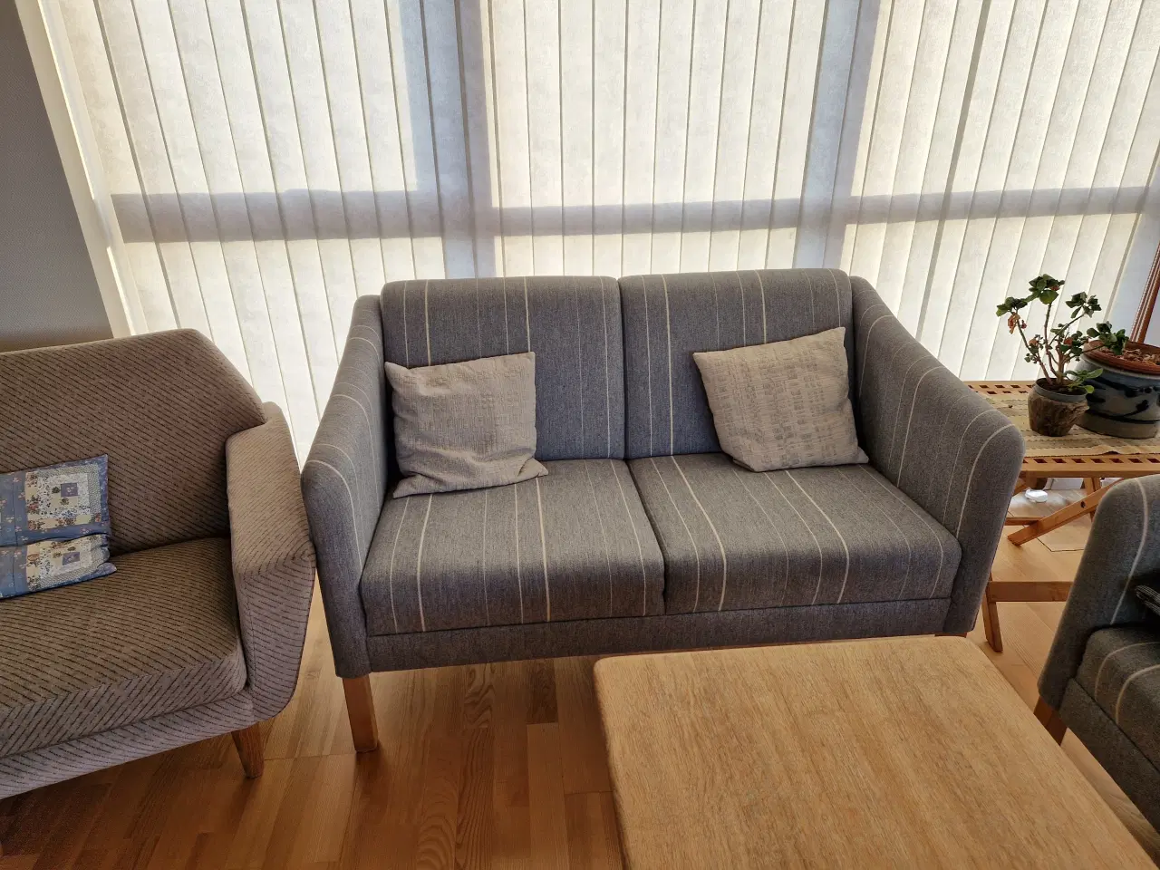 Billede 1 - Grå 2 personers sofa i god stand.