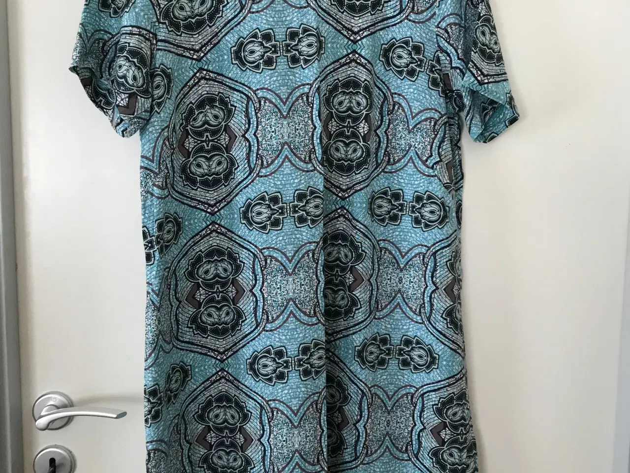 Billede 1 - Kjole m. kort ærme H&M, str. 42