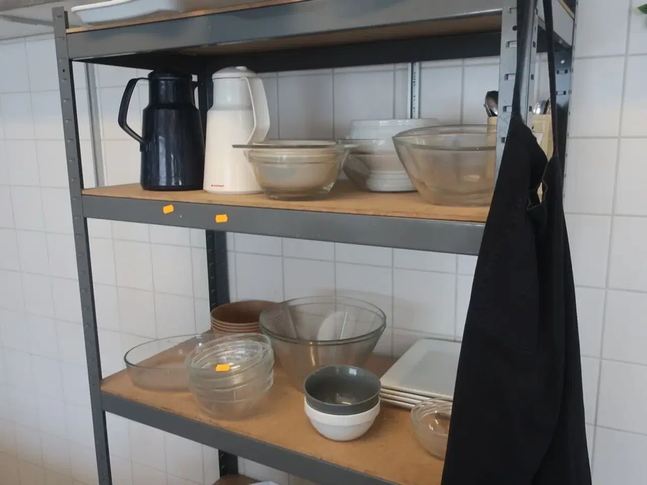 Billede 3 - Reol med service m.m.