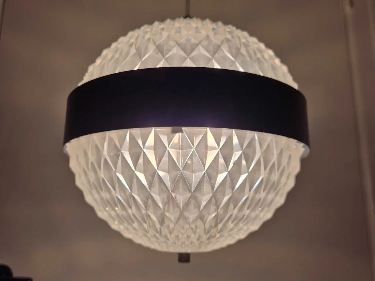 Billede 6 - Sjælden kuglelampe i plast med mavebælte i metal