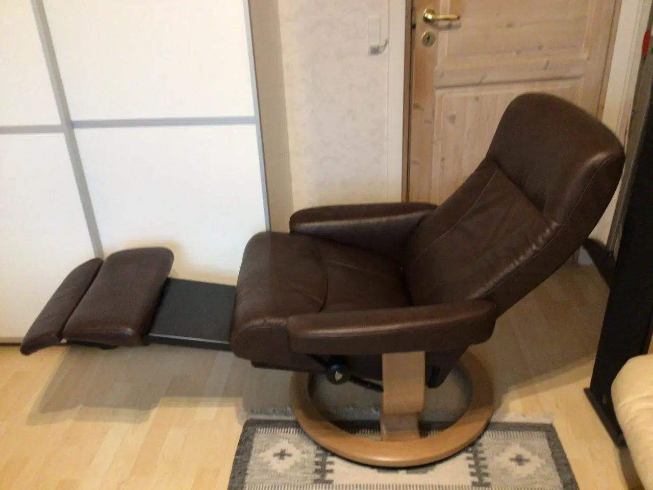 Billede 2 - 4 år gl Stressless stol m/elektronisk skammel